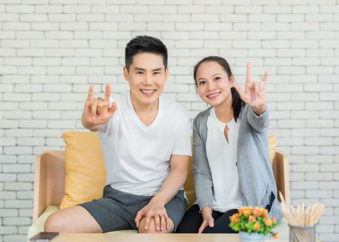 coupleILY2 Couple signing I love you
